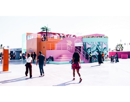 Cadillac Hotel pop-up design for Sole DXB by Studio Königshausen. A brand experience housed various activation rooms where guests can experience themes relating to safety, technology, and design. To create an awe-inspiring sensation, our arriving guests were welcomed into the Cadillac Hotel with a bright, fun, and photogenic installation of infinity mirrors. This installation functioned as the transition space into the fantastic world of Cadillac.